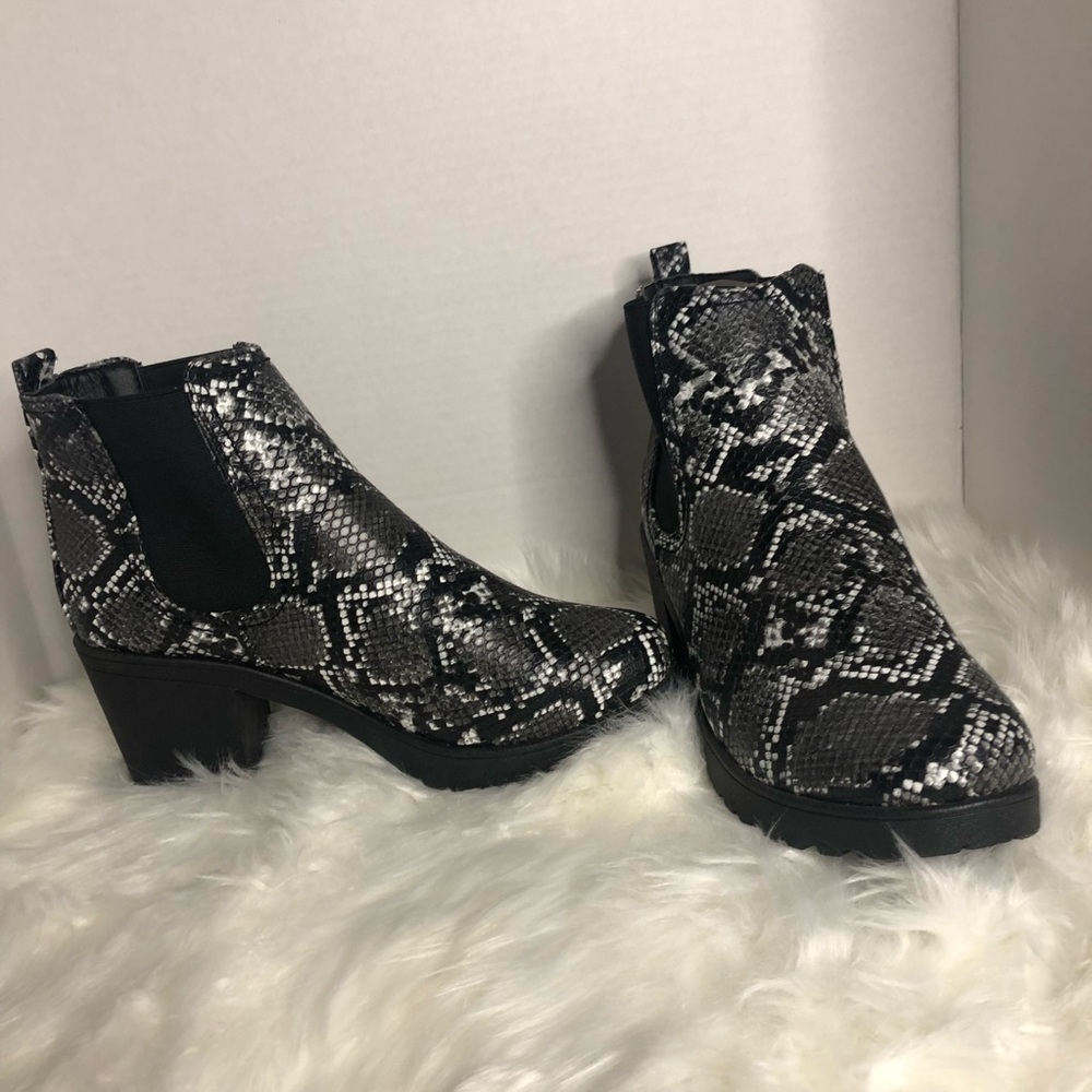 Chunky snakeskin boots Krush size 6